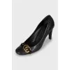 Leather shoes with brand logo