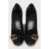 Leather shoes with brand logo