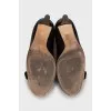 Leather shoes with brand logo