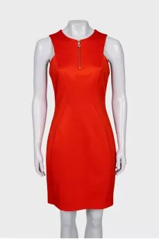 Fitted dress decorated with a zipper at the front