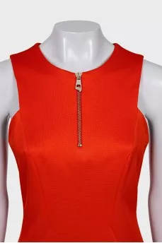 Fitted dress decorated with a zipper at the front