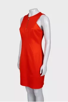 Fitted dress decorated with a zipper at the front