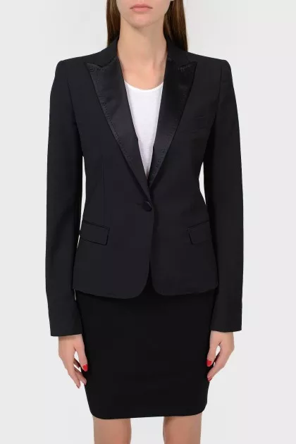 A single -breasted black jacket on a button