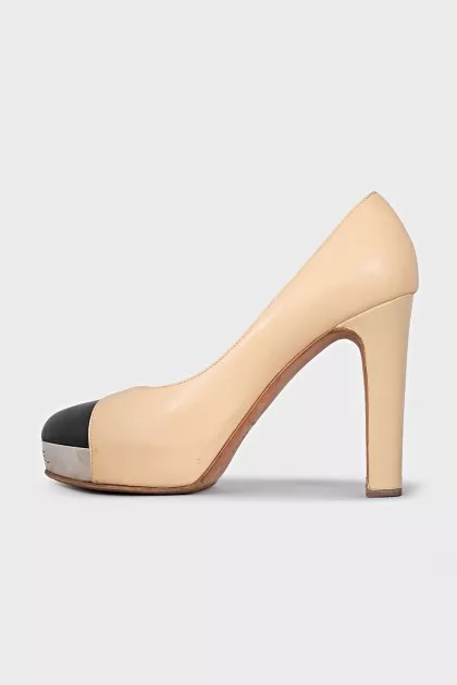 Leather shoes with metal front