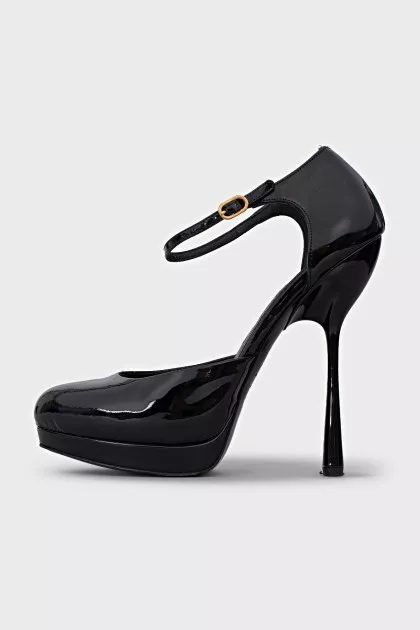 Black patent leather shoes with a figured heel