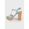 Sucking blue sandals with rivets
