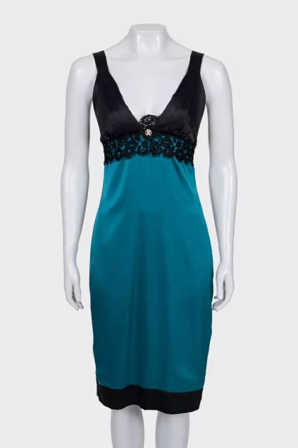 Dress with lace decorated with a brooch