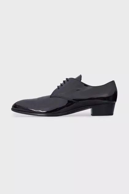 Patent leather shoes in burgundy color