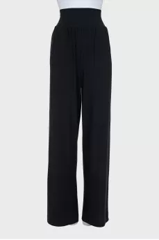 A suit of loose trousers and a fitted blazer