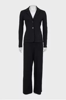 A suit of loose trousers and a fitted blazer