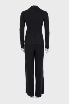 A suit of loose trousers and a fitted blazer