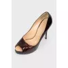 Patent leather pumps in leopard print
