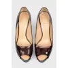 Patent leather pumps in leopard print