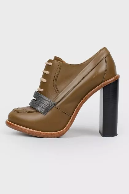 Brown boots with dark blue patch