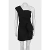 Fitted dress with open shoulder