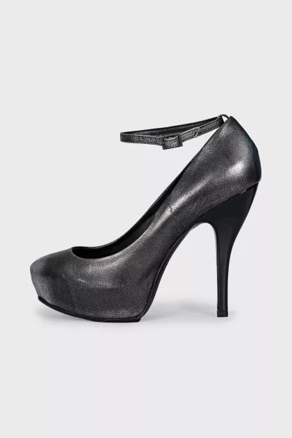 Leather shoes with distressed effect