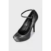 Leather shoes with distressed effect