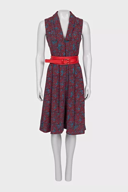 Fitted dress with belt