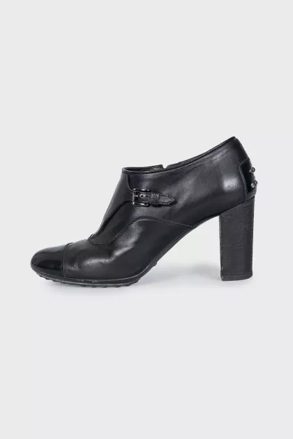 Ankle boots decorated with leather straps