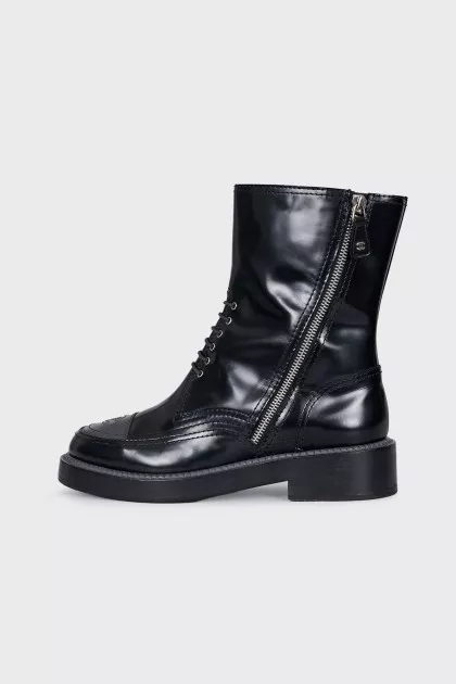 Leather boots with logo on the front
