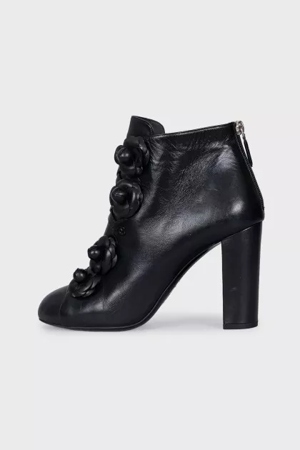 Leather ankle boots with flowers