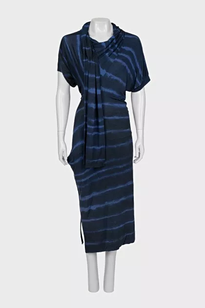 Fitted dress with asymmetrical sleeves