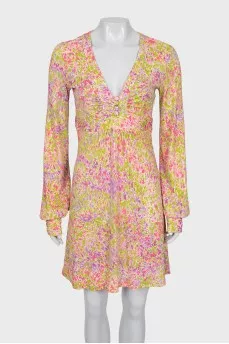 Fitted V-neck dress with print