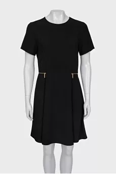 Dress with short sleeves decorated with zippers