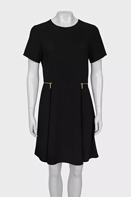 Dress with short sleeves decorated with zippers
