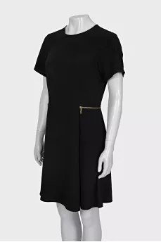 Dress with short sleeves decorated with zippers