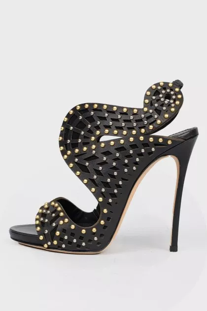 Sandals with perforation and rivets