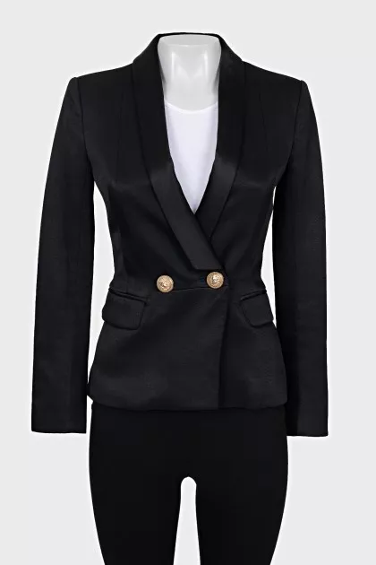 Fitted jacket with an accent button