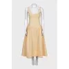 Fitted dress with a full skirt with a tag