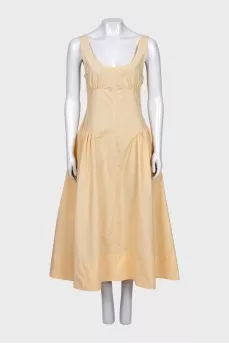 Fitted dress with a full skirt with a tag