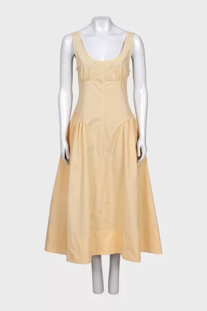 Fitted dress with a full skirt with a tag