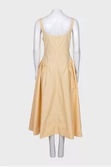 Fitted dress with a full skirt with a tag