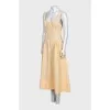 Fitted dress with a full skirt with a tag