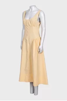 Fitted dress with a full skirt with a tag