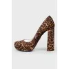 High -heeled leopard shoes