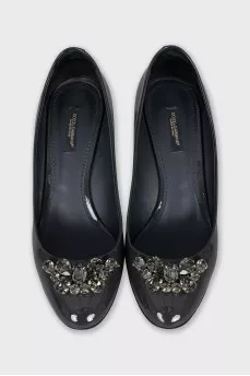 Patent leather shoes with crystals