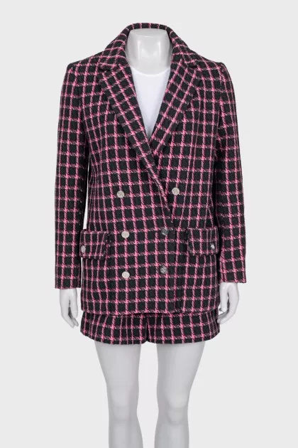 Suit consisting of a jacket with pockets and shorts