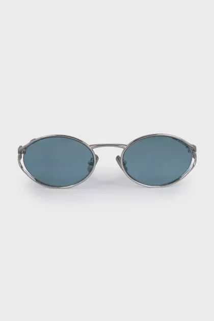 Sunglasses with silver brand logo