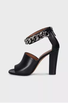 Leather sandals with a chunky chain