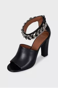 Leather sandals with a chunky chain
