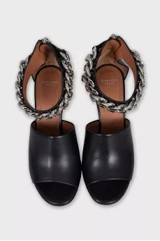 Leather sandals with a chunky chain