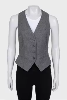 Fitted vest with buttons