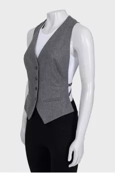 Fitted vest with buttons