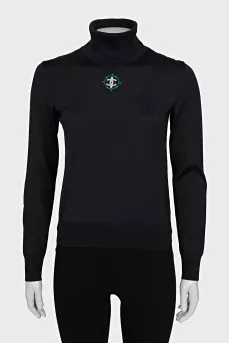 Golf decorated with a brooch with a logo