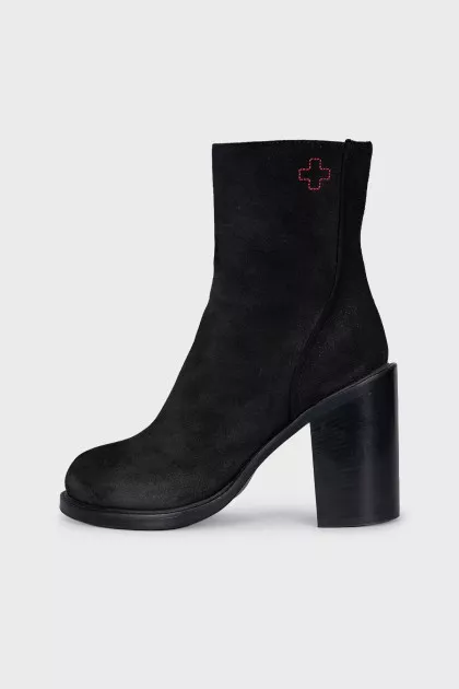 Suede boots with heels