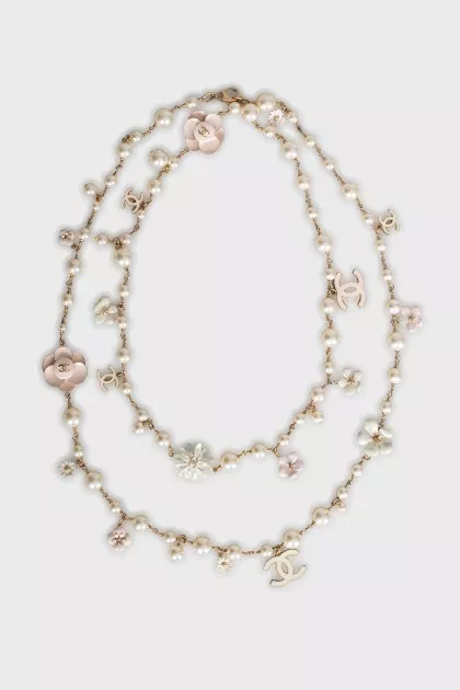 Long necklace with flowers